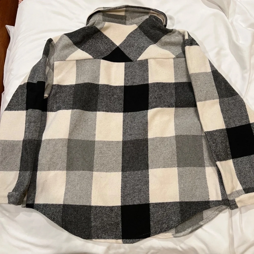Coat -Oversize plaid button coat, Size Small, Excellent Condition - Picture 5 of 14